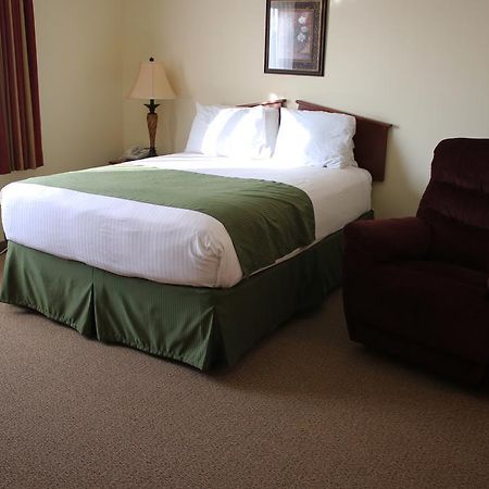 The Edgewood Hotel And Suites Fairbury Esterno foto