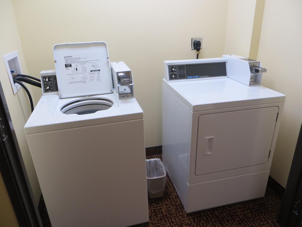 The Edgewood Hotel And Suites Fairbury Esterno foto