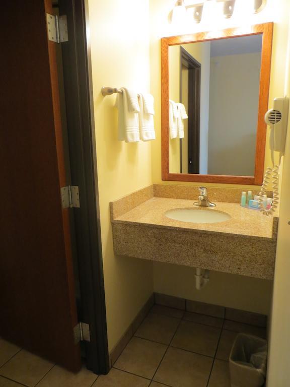 The Edgewood Hotel And Suites Fairbury Esterno foto