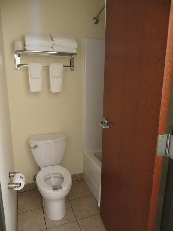 The Edgewood Hotel And Suites Fairbury Esterno foto
