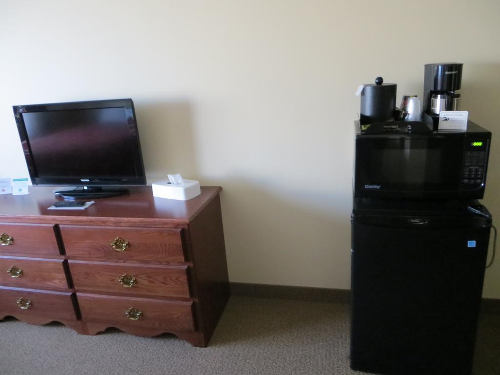 The Edgewood Hotel And Suites Fairbury Esterno foto