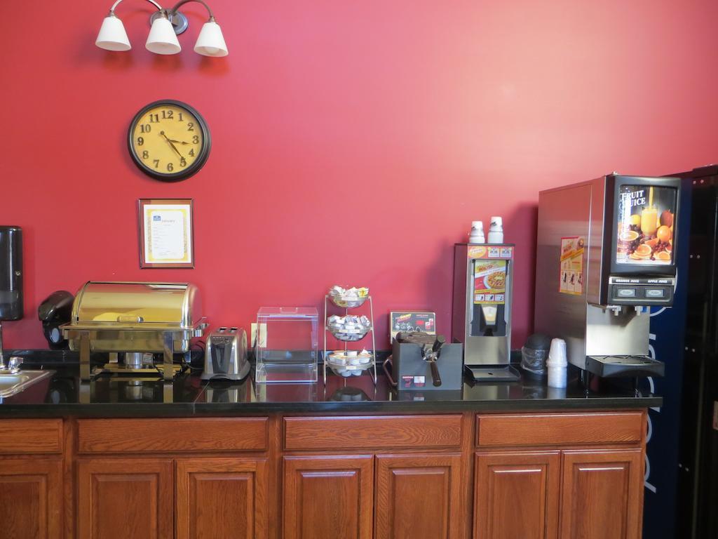 The Edgewood Hotel And Suites Fairbury Esterno foto