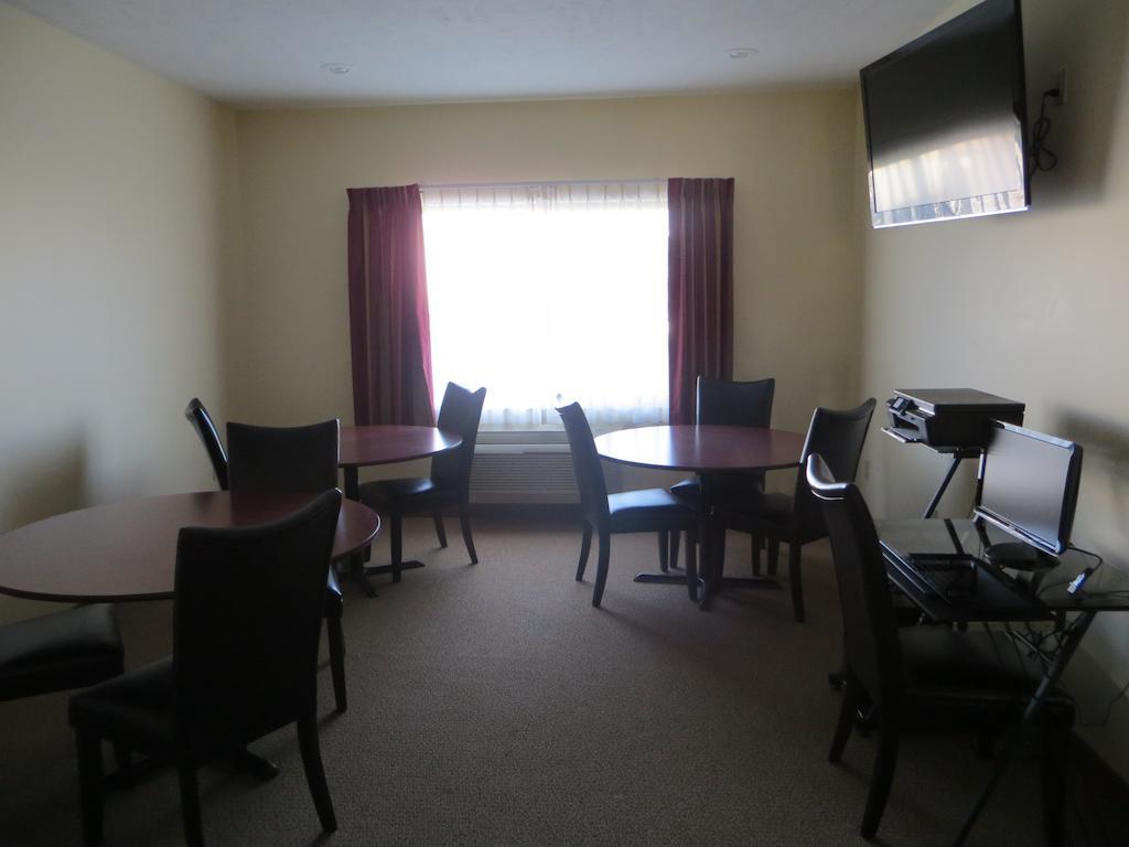 The Edgewood Hotel And Suites Fairbury Esterno foto