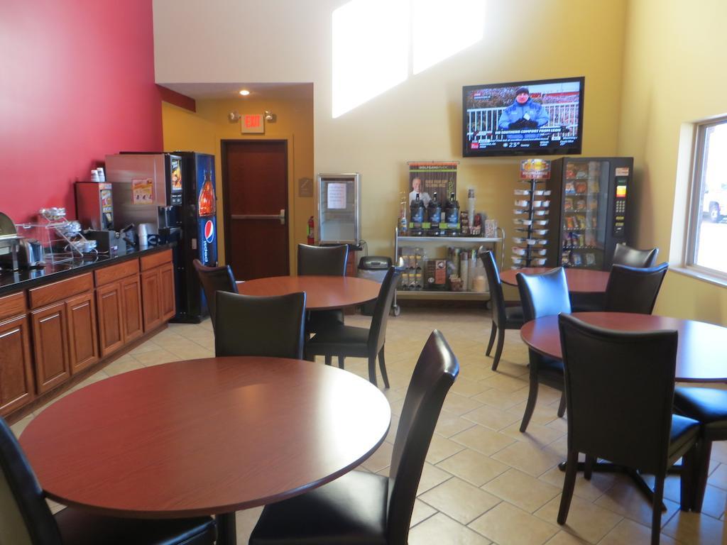 The Edgewood Hotel And Suites Fairbury Esterno foto