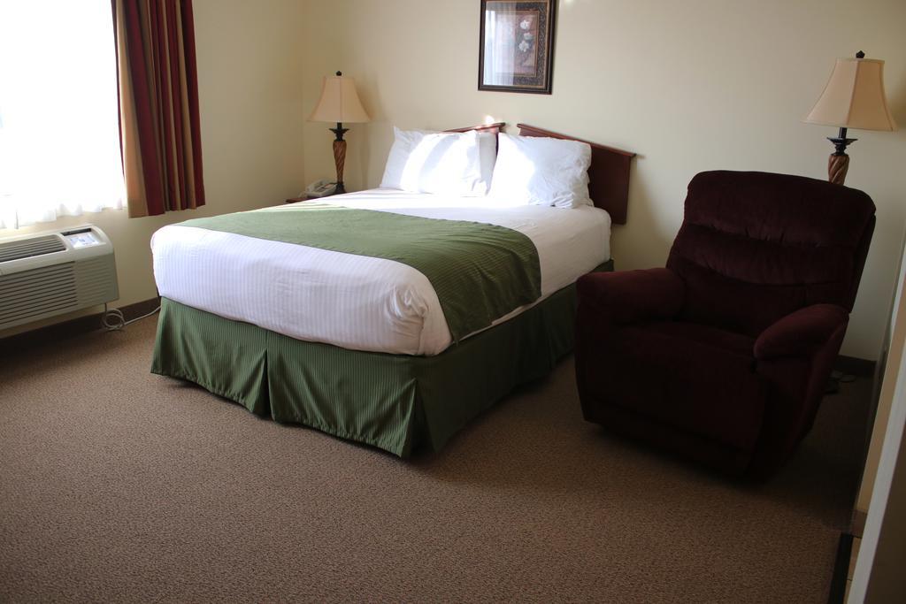 The Edgewood Hotel And Suites Fairbury Esterno foto