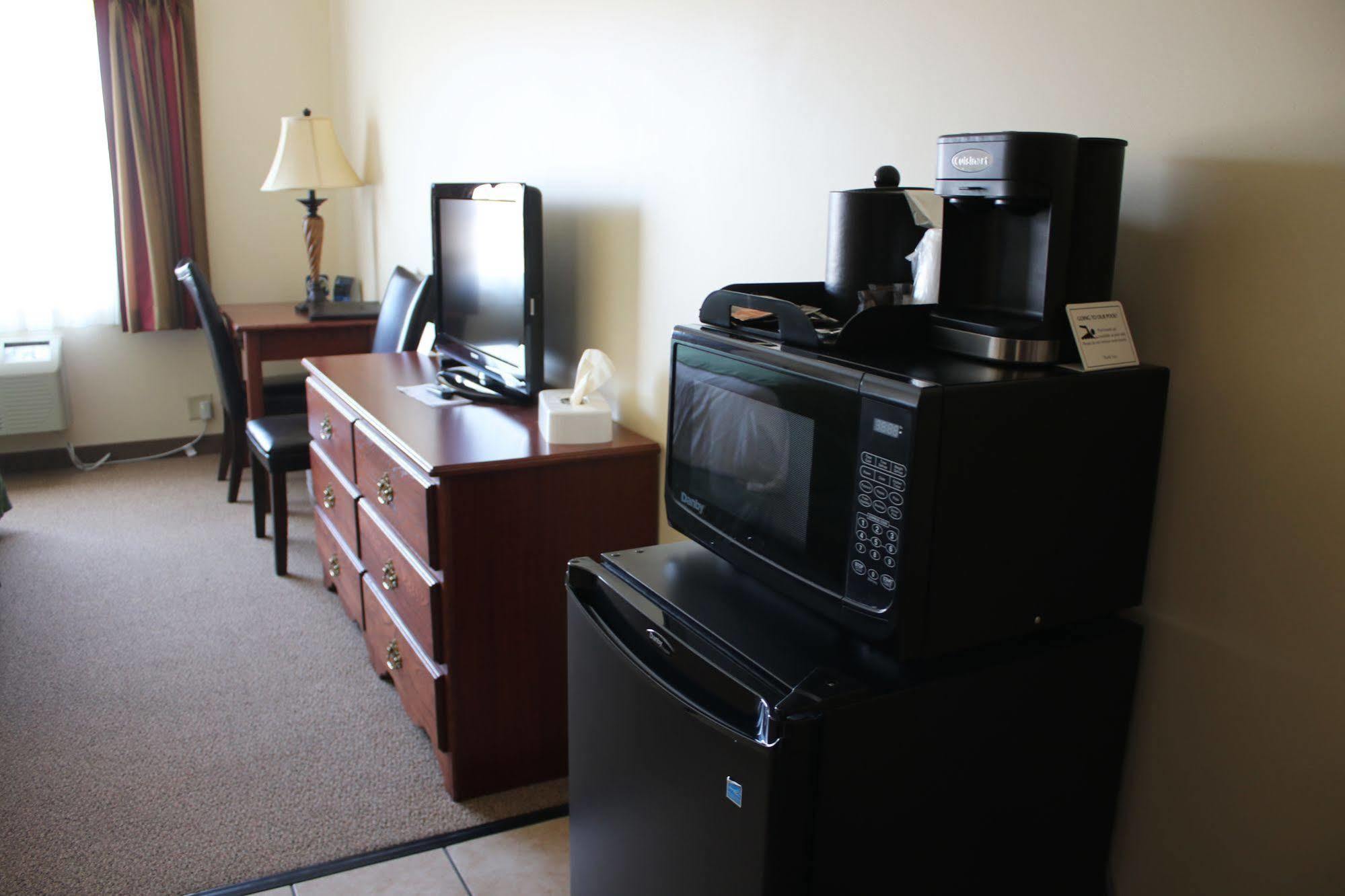 The Edgewood Hotel And Suites Fairbury Esterno foto