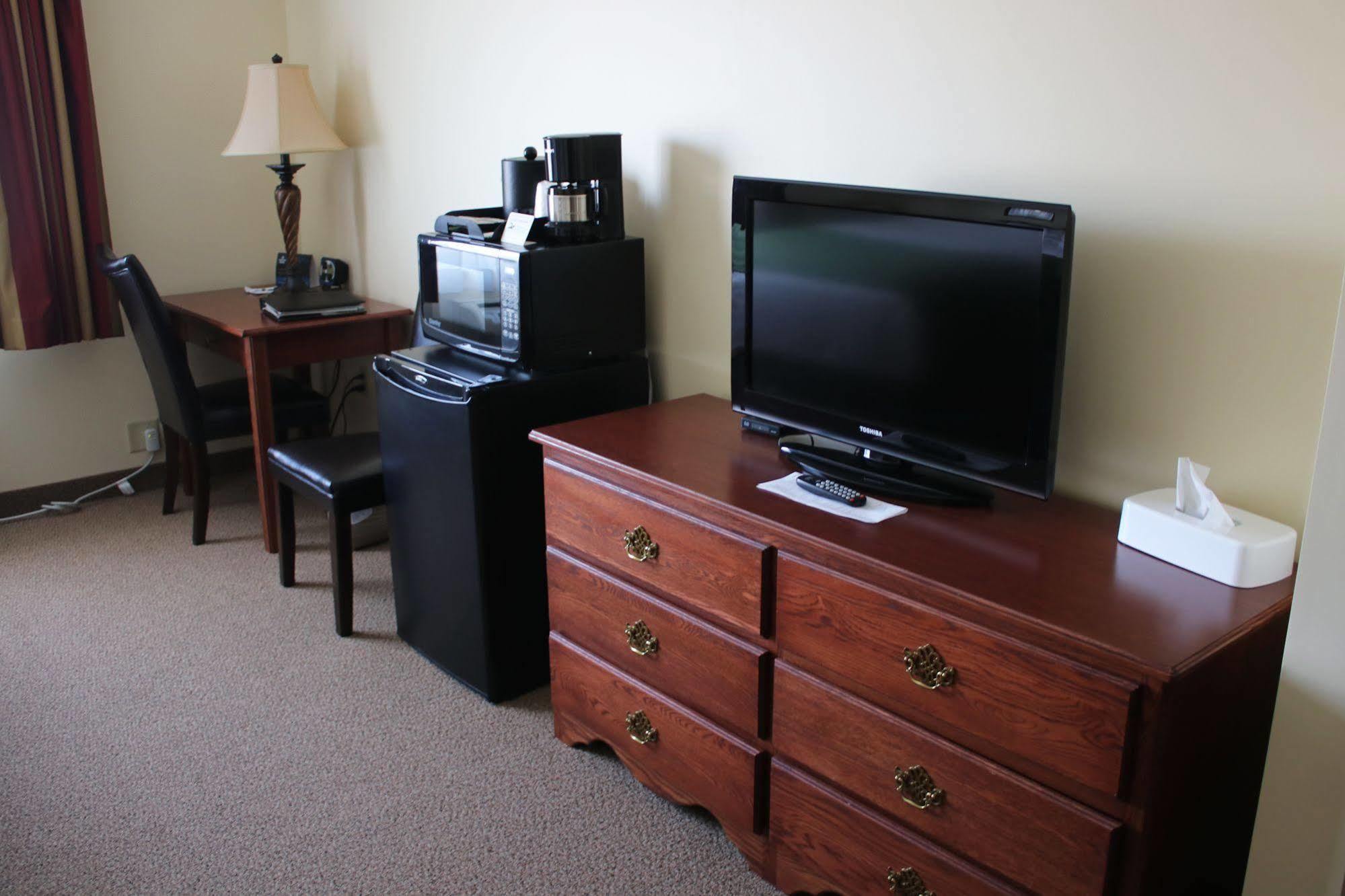 The Edgewood Hotel And Suites Fairbury Esterno foto