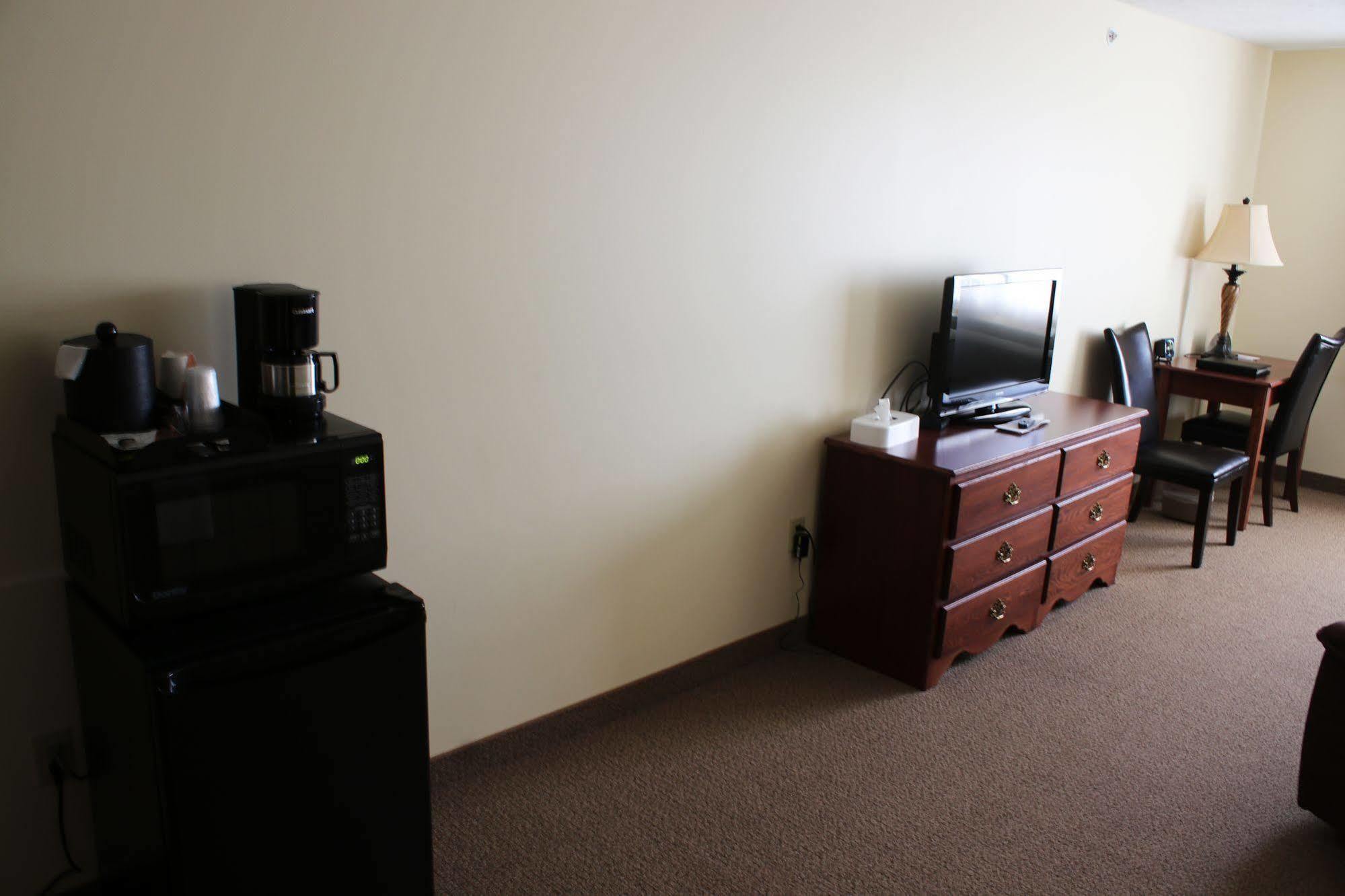 The Edgewood Hotel And Suites Fairbury Esterno foto
