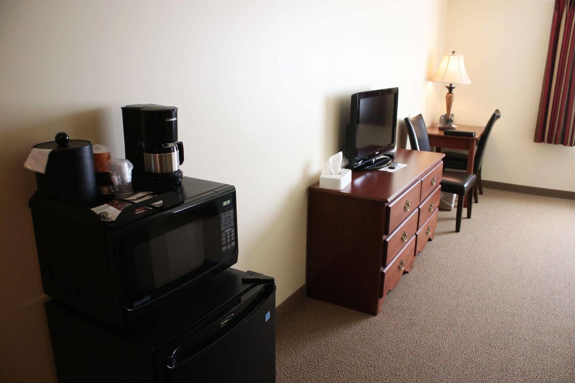 The Edgewood Hotel And Suites Fairbury Esterno foto