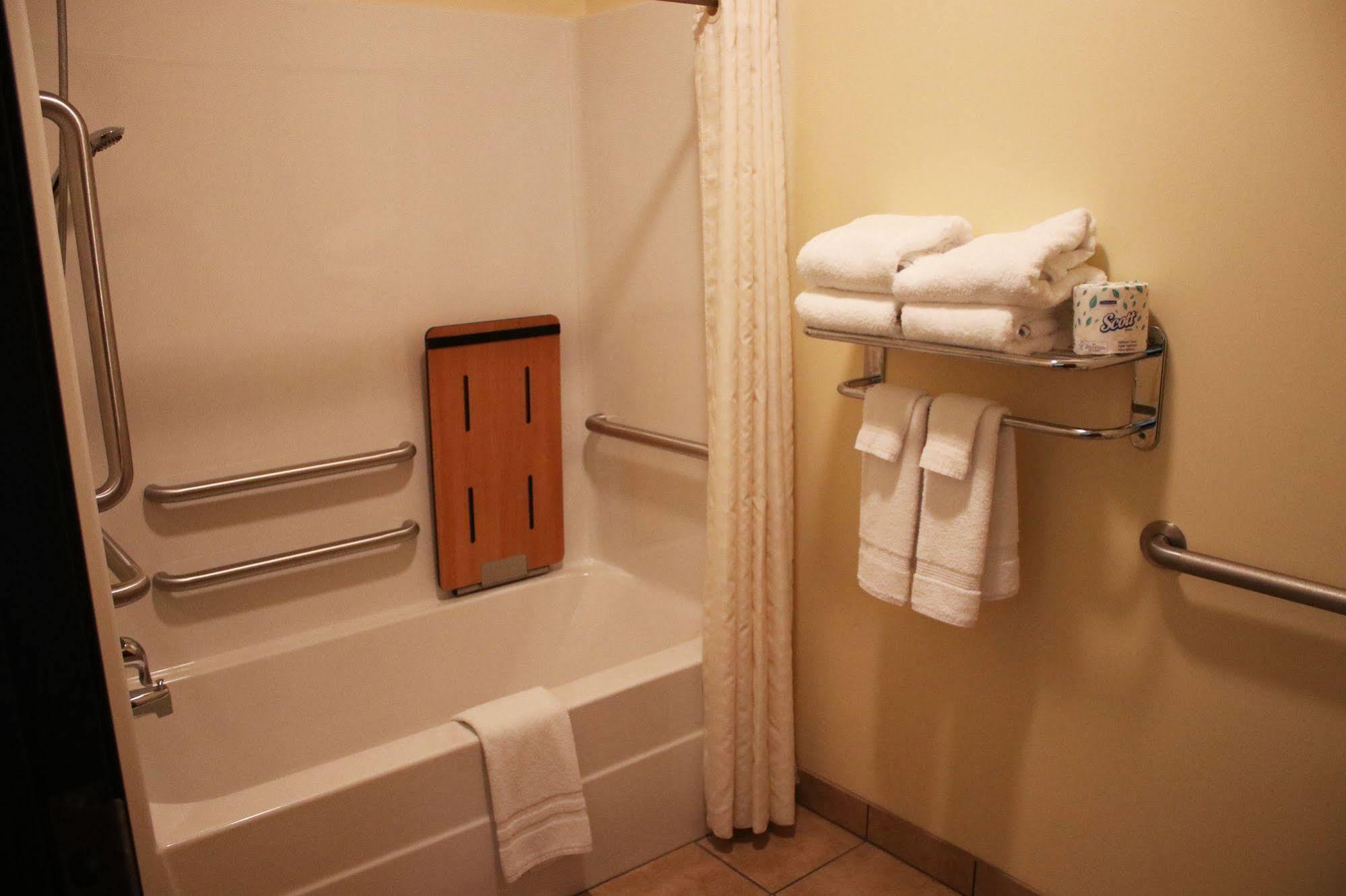 The Edgewood Hotel And Suites Fairbury Esterno foto