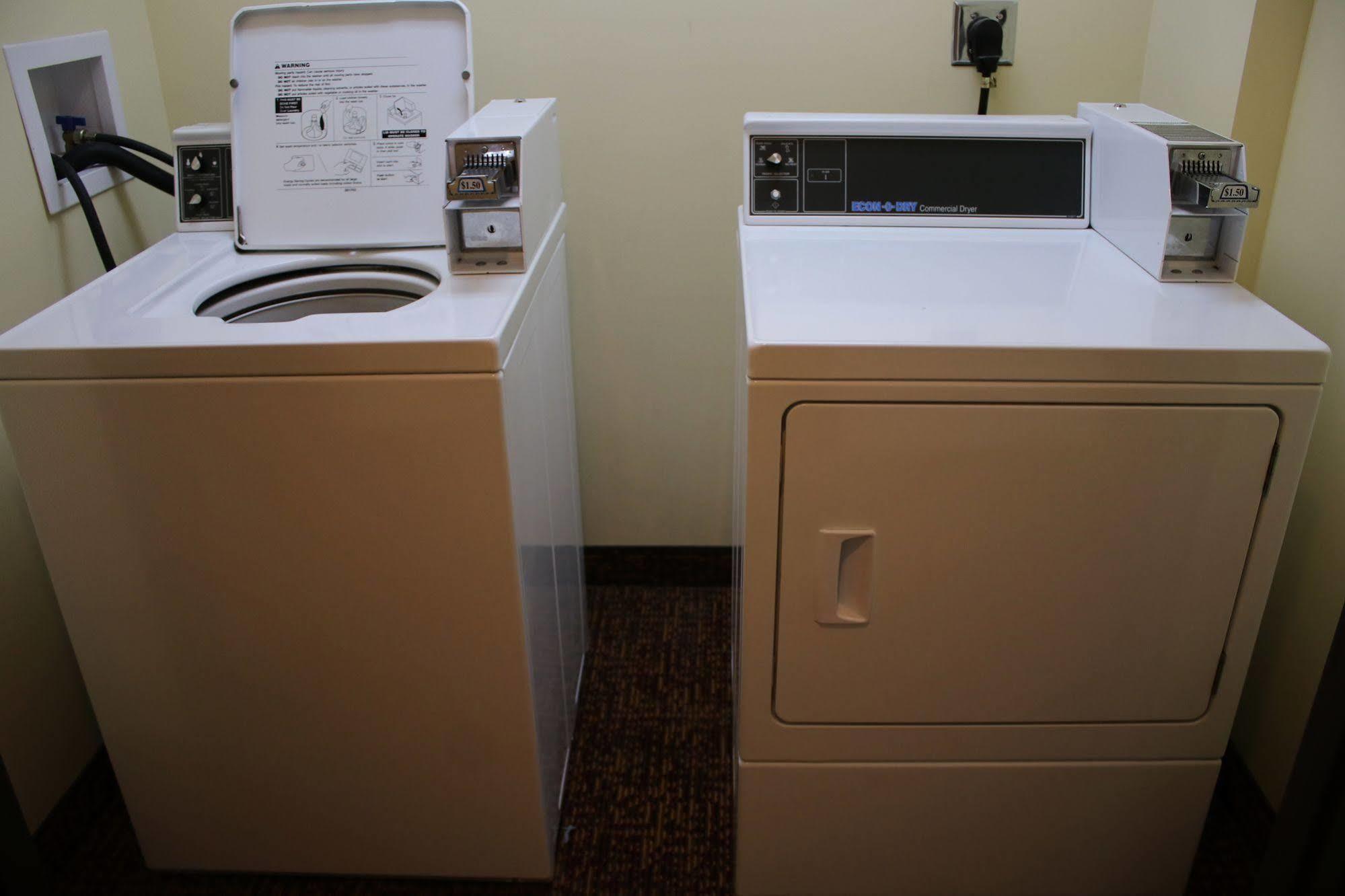 The Edgewood Hotel And Suites Fairbury Esterno foto
