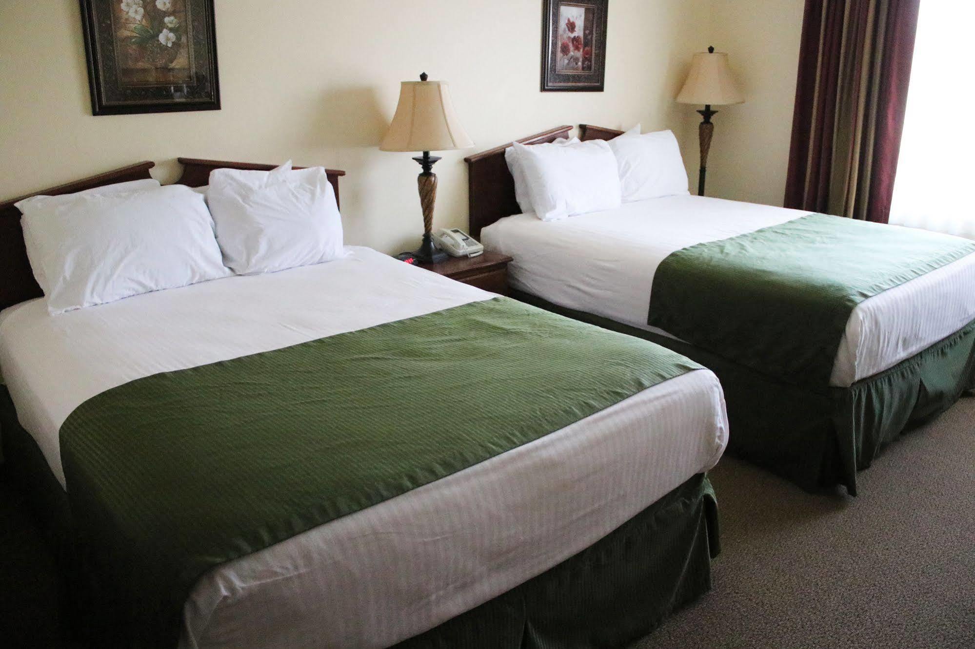 The Edgewood Hotel And Suites Fairbury Esterno foto