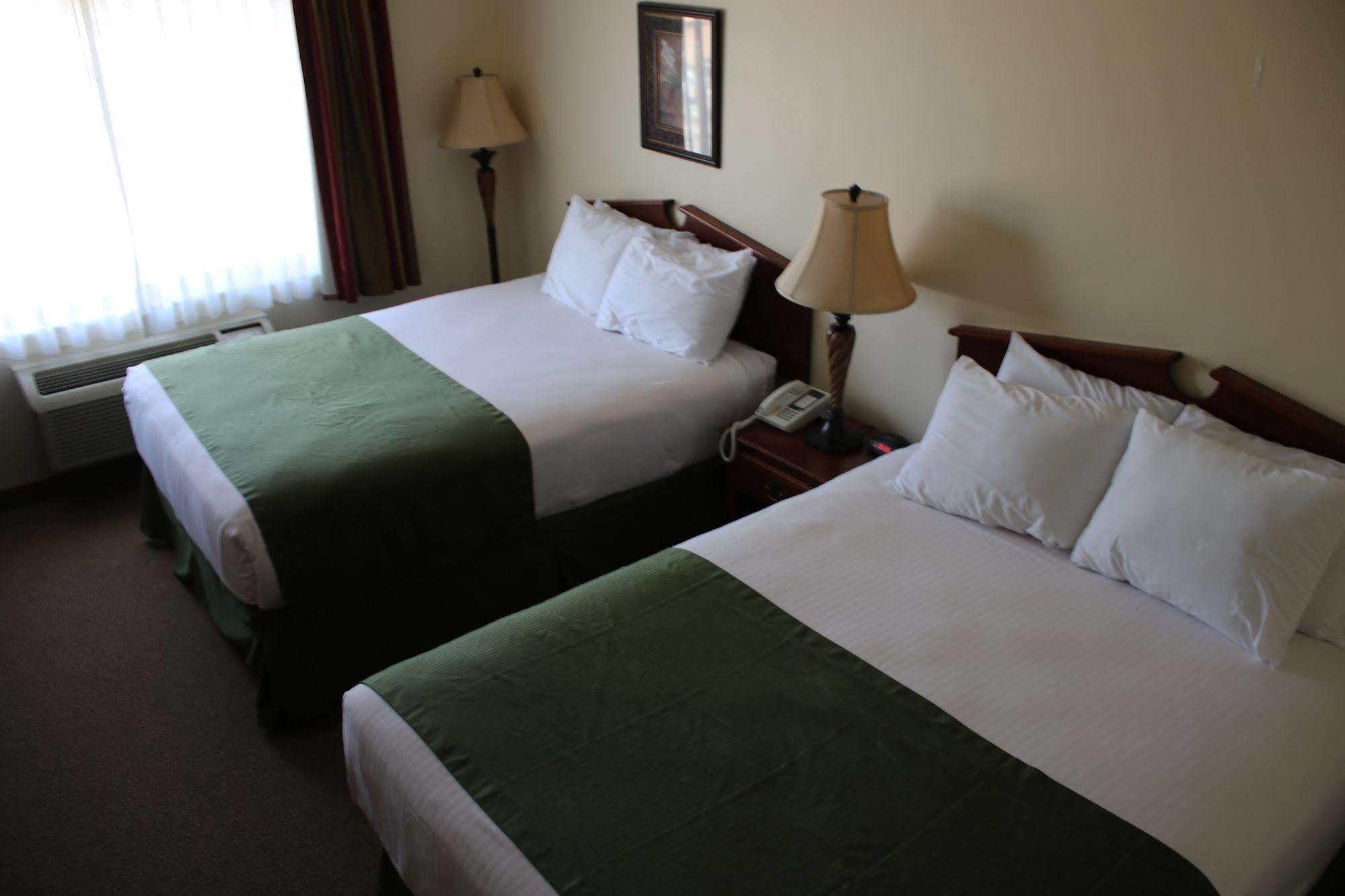 The Edgewood Hotel And Suites Fairbury Esterno foto