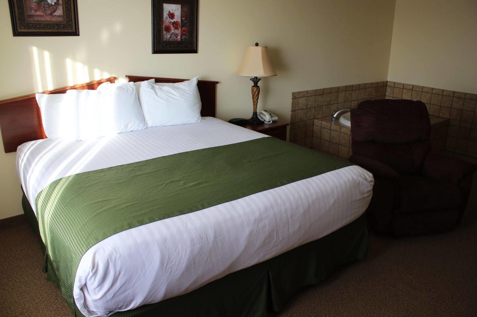 The Edgewood Hotel And Suites Fairbury Esterno foto