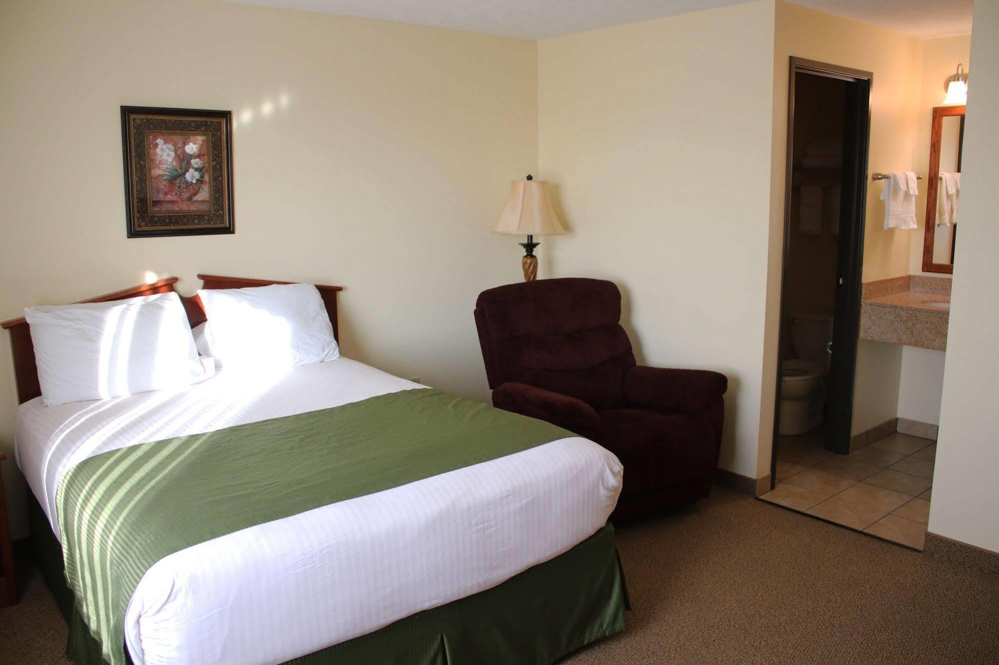 The Edgewood Hotel And Suites Fairbury Esterno foto