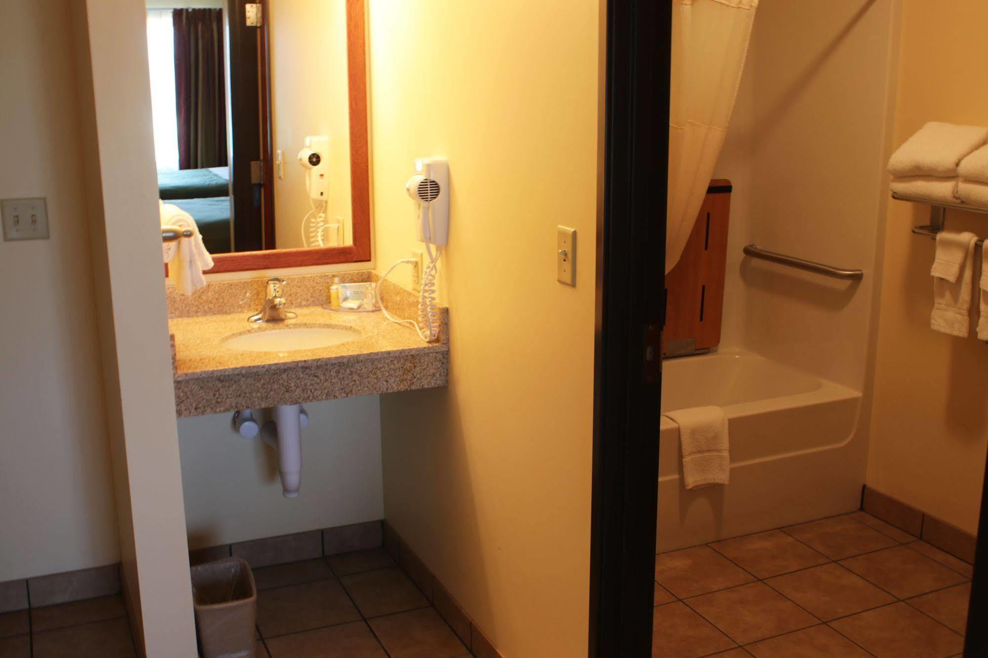 The Edgewood Hotel And Suites Fairbury Esterno foto