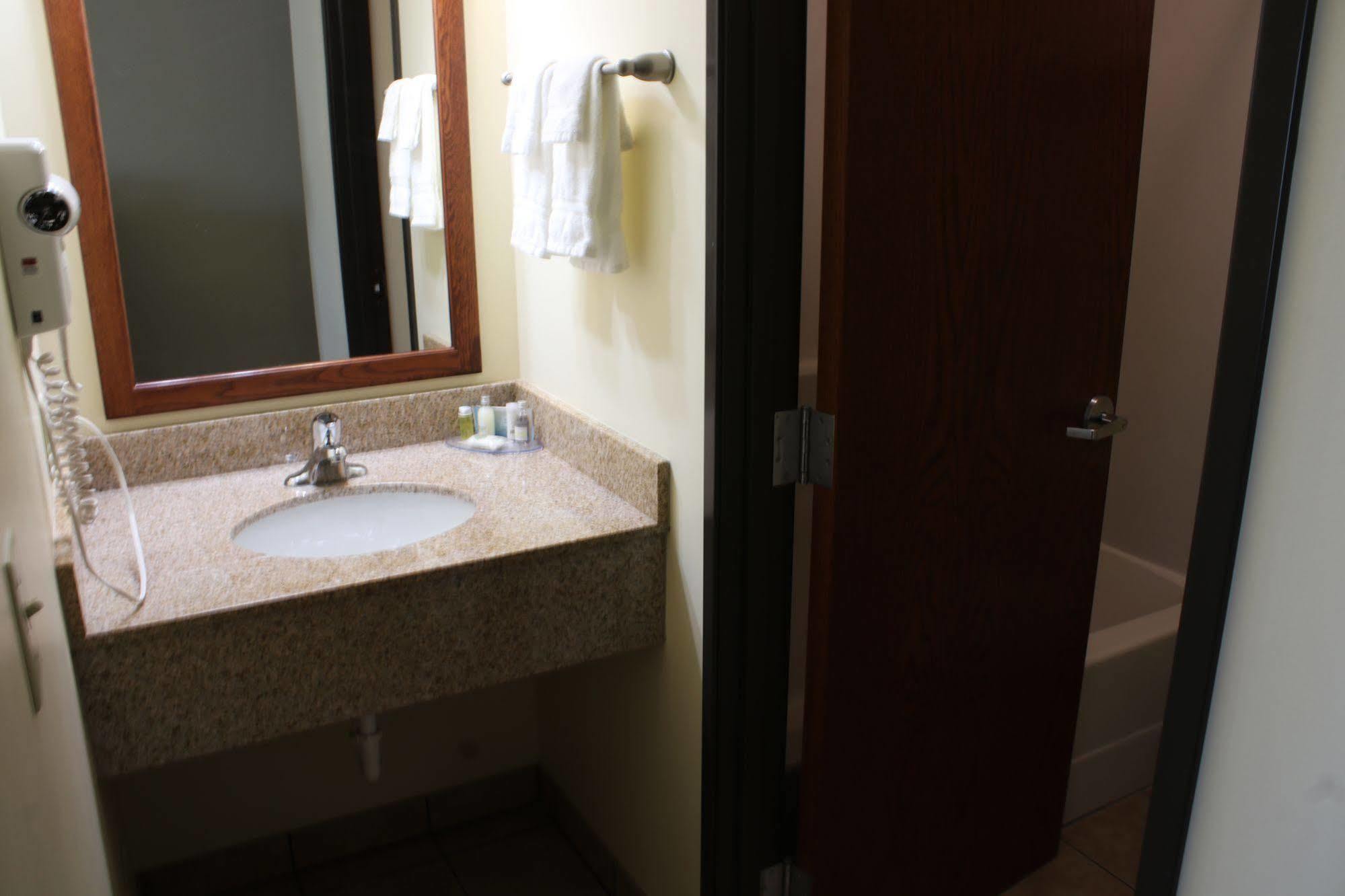 The Edgewood Hotel And Suites Fairbury Esterno foto