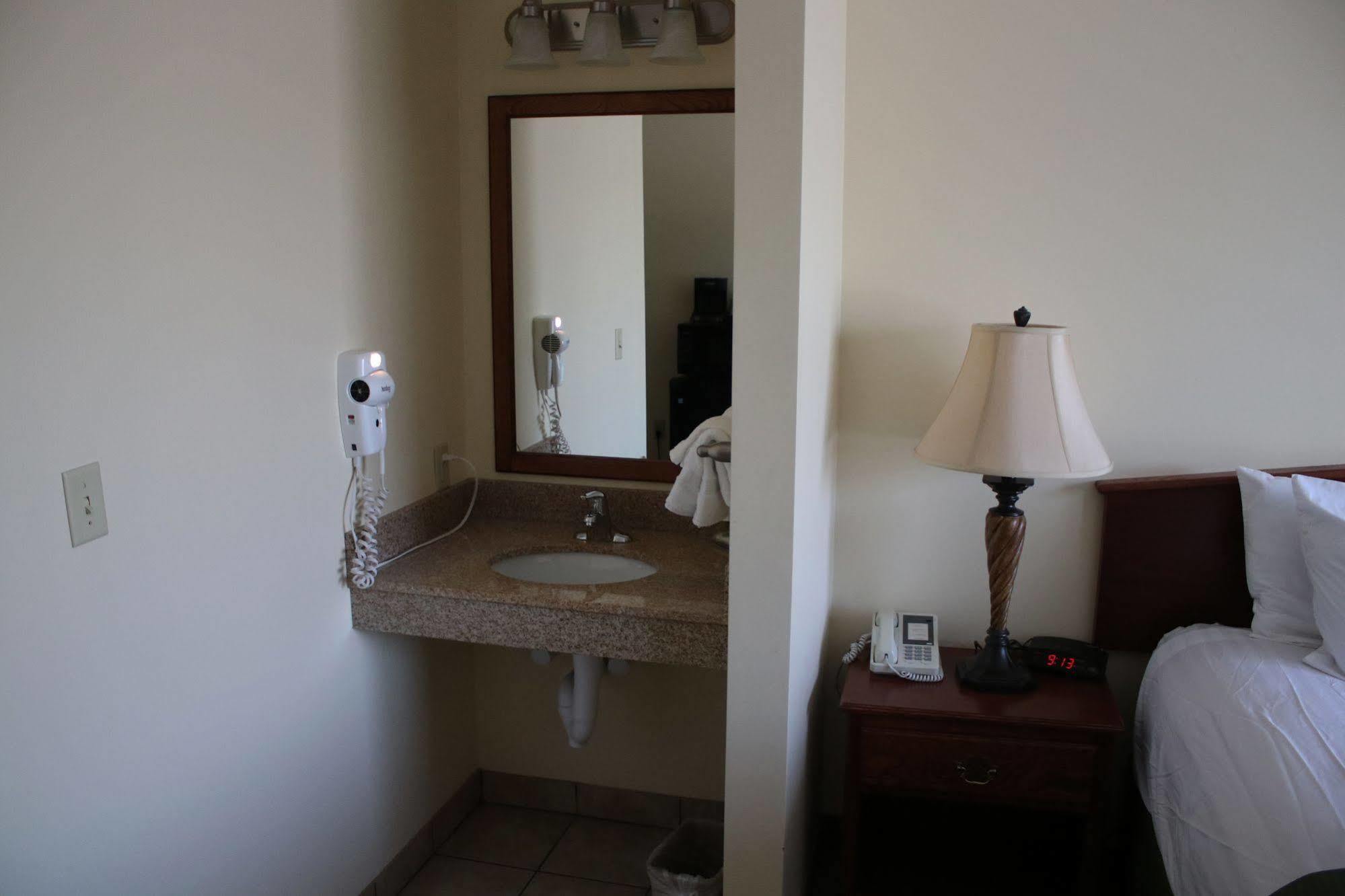 The Edgewood Hotel And Suites Fairbury Esterno foto