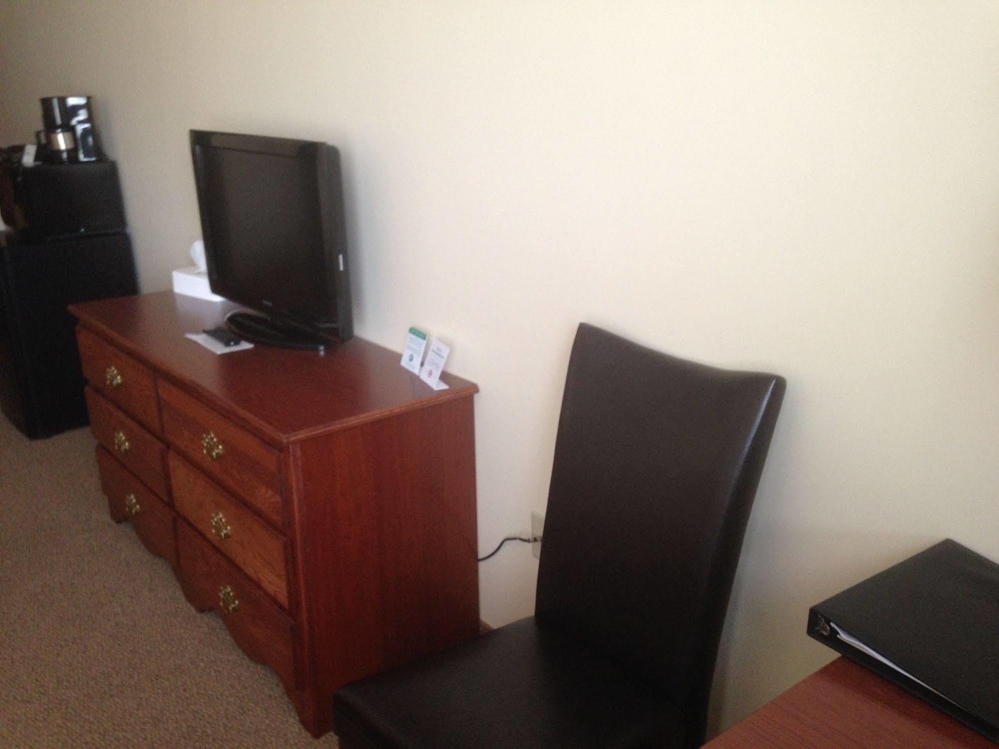 The Edgewood Hotel And Suites Fairbury Esterno foto