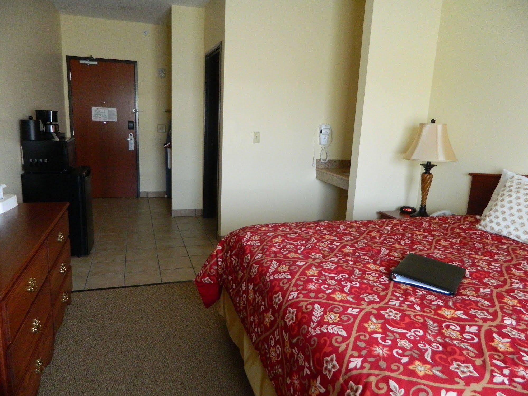 The Edgewood Hotel And Suites Fairbury Esterno foto