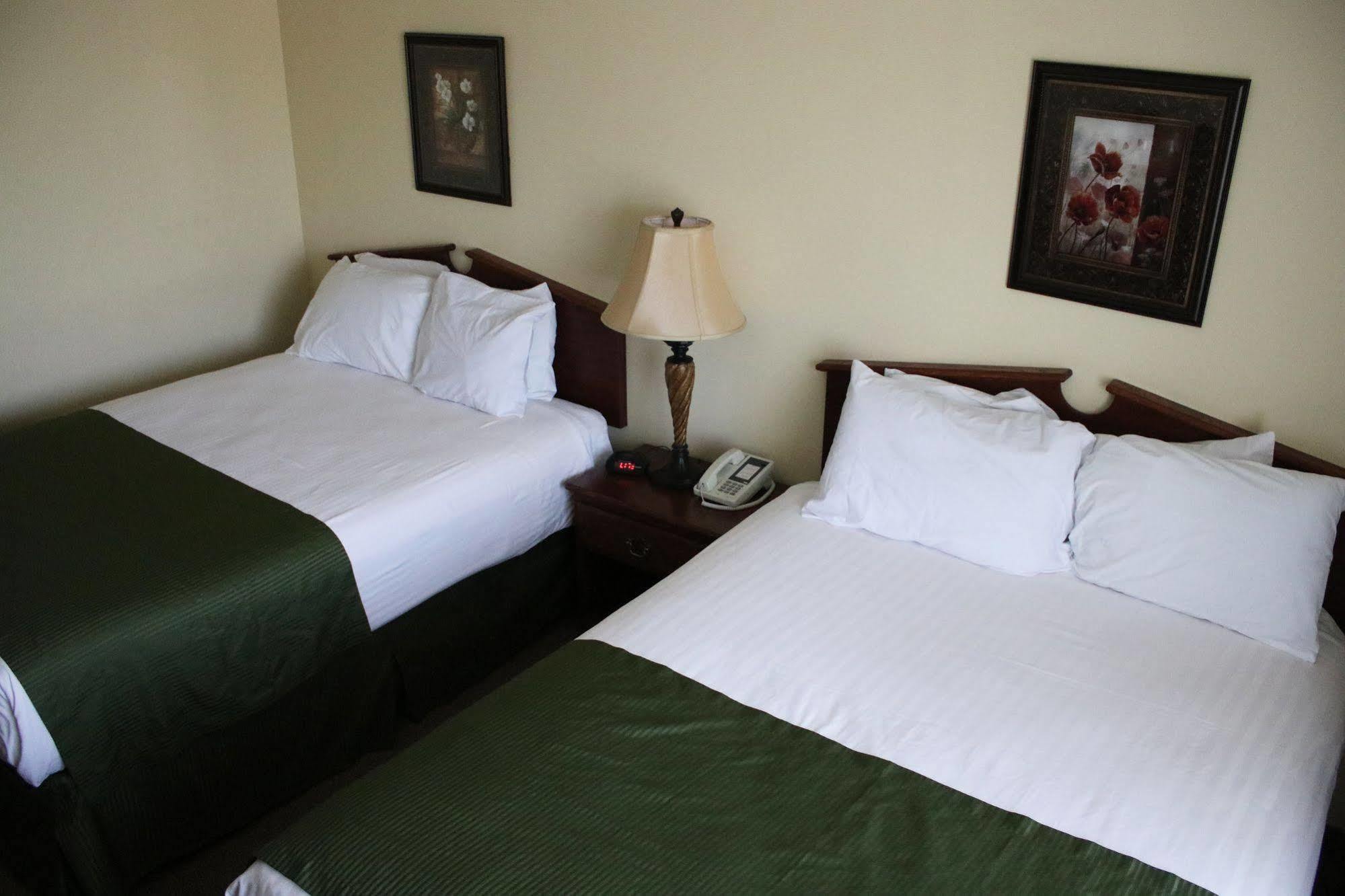 The Edgewood Hotel And Suites Fairbury Esterno foto