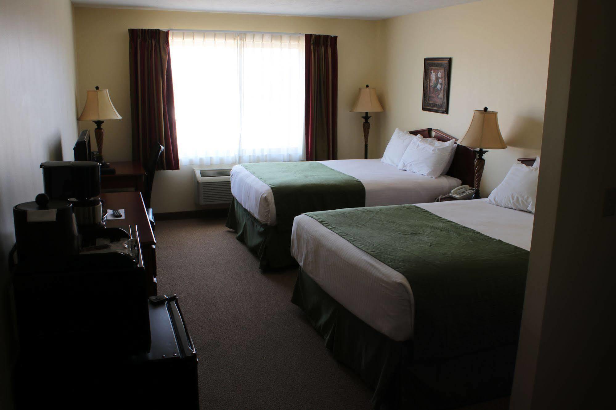 The Edgewood Hotel And Suites Fairbury Esterno foto