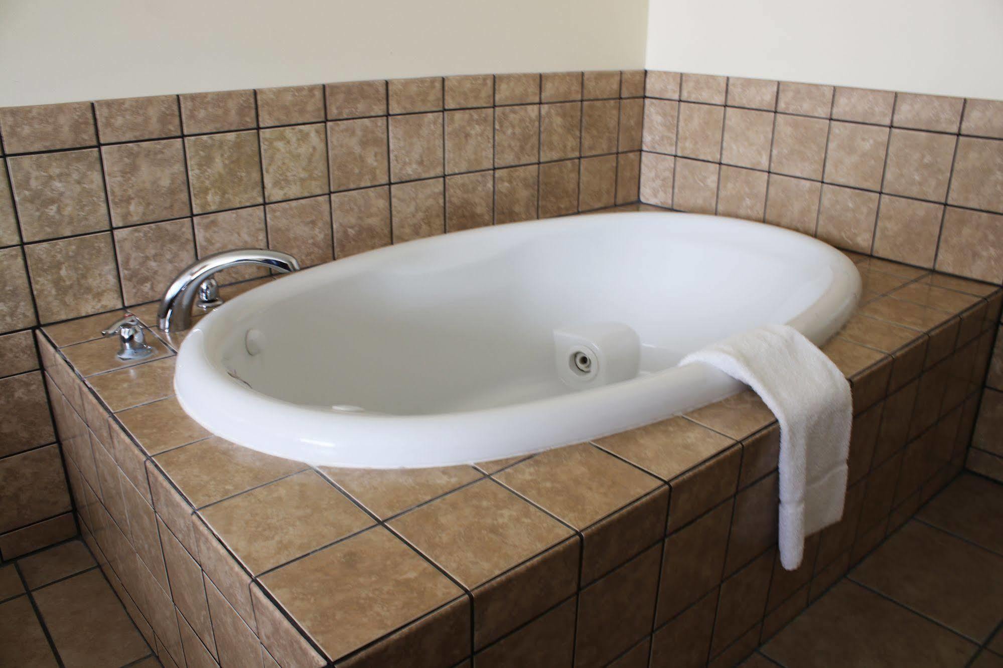 The Edgewood Hotel And Suites Fairbury Esterno foto