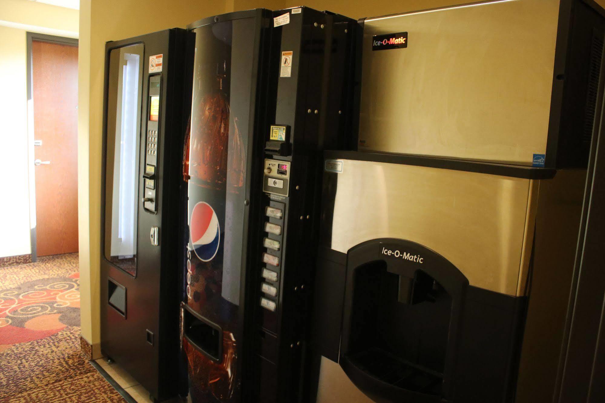 The Edgewood Hotel And Suites Fairbury Esterno foto