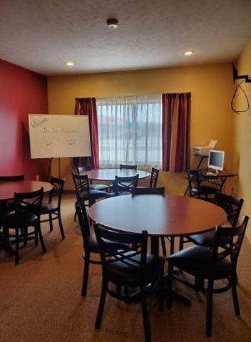 The Edgewood Hotel And Suites Fairbury Esterno foto